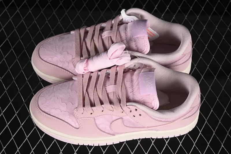 All Categories Nk SB Dunk Series Nk SB Dunk Low Low-top sneakers Nike SB Dunk Low "Regal Pink" contains girly low-top casual sneakers HJ5870-600